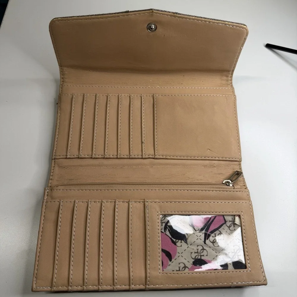 GUESS women's accessory wallet from the brand‎